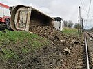 U �esk� T�ebov� se z p�evr�cen�ho kamionu  vysypalo kamen� na �elezni�n�...