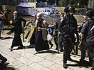 Palestinci házeli kamení na policisty, zapalovali ohn a strhávali policejní...