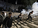Palestinci se stetli s izraelskou policií, házeli po ní kamení, zapalovali...
