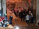 Palestinci házeli kamení na policisty, zapalovali ohn a strhávali policejní...