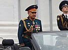Nastoupené vojenské jednotky pozdravil ruský ministr obrany Sergej ojgu. (9....
