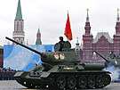 V ele prvodu na Rudém námstí v Moskv se objevily legendární tanky T-34. (9....