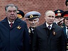 Ruský prezident Vladimir Putin se svým protjkem z Tádikistánu Emómalí-ji...
