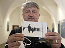 Sbratel Bohumr paek s historickou pohlednic z Lipnice. Na n je v pozad...