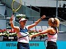 Barbora Krejíková (vlevo) a Kateina Siniaková se radují z triumfu na turnaji...