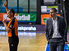 Rozhodí Petr Hrua (vlevo) a Dino Repea, trenér USK Praha