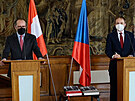 Ministi zahraniních vcí Alexander Schallenberg z Rakouska (zleva) a Jakub...