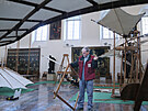 Výtvarník Ale Dranar instaluje na zámku Kozel u Plzn výstavu vynález...