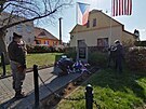 lenové Klubu 3. armády Plze pokládají vnec u památníku padlých v...