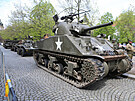 Historický americký tank a dalí vojenská vozidla jsou k vidní ve Smetanových...