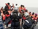 Migranti zachránni plavidlem Sea Watch poblí italského pobeí Stedozemního...