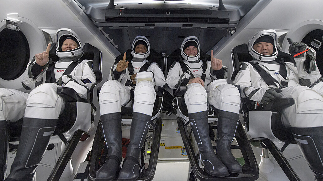 První plná mise soukromé lodi skončila, kapsule SpaceX přistála na Floridě