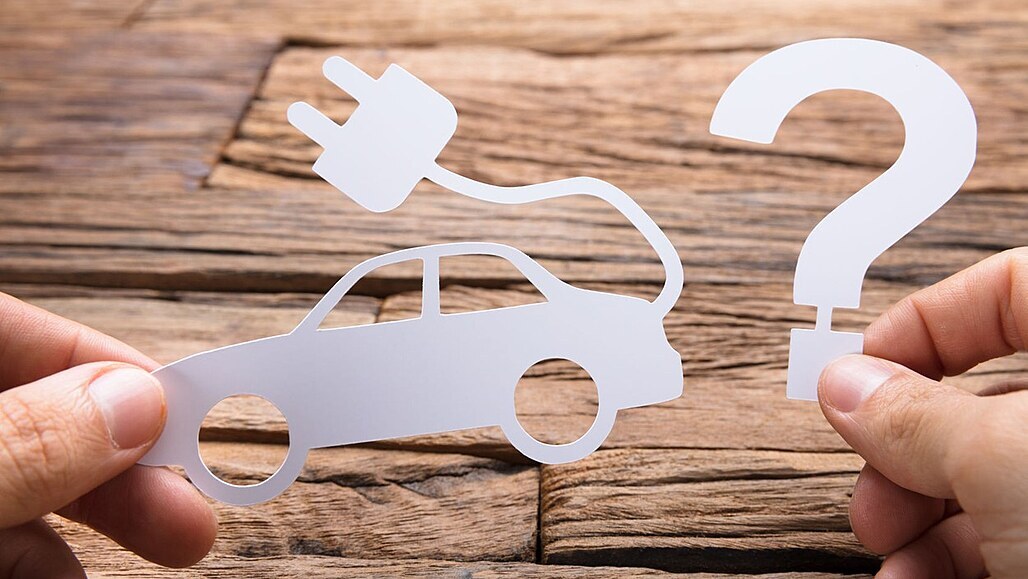KVÍZ: Nepotřebují dálniční známku, parkují zdarma. Co víte o elektromobilech?