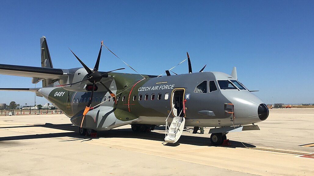 Armáda ve španělské Seville převzala nový letoun CASA. (7. května 2021)