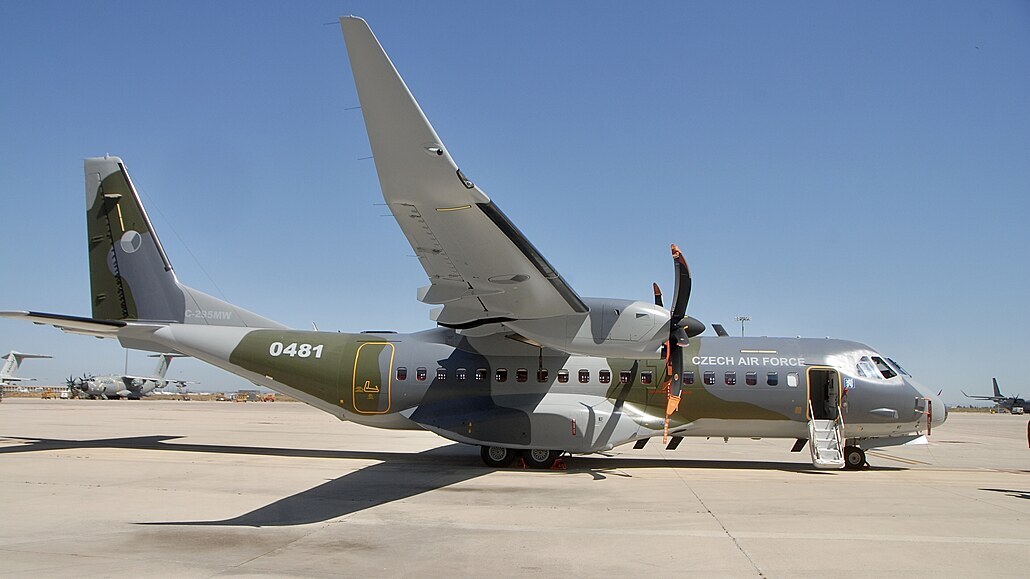 Armáda pevzala ve panlské Seville nový letoun CASA.  (7. kvtna 2021)