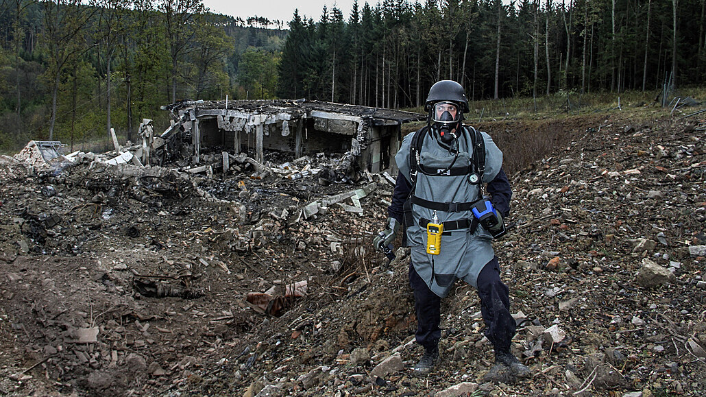 Pyrotechnik provádí inspekci pokozených muniních sklad ve Vrbticích. (20....