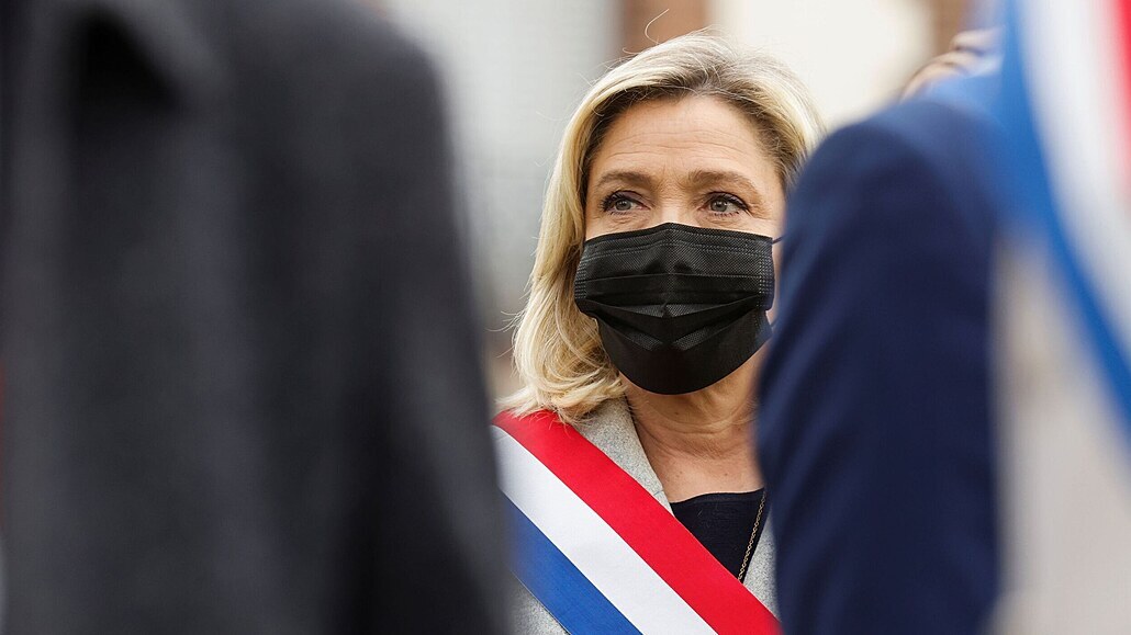 Pedsedkyn krajn pravicové strany Marine Le Penová na vzpomínkovém shromád...