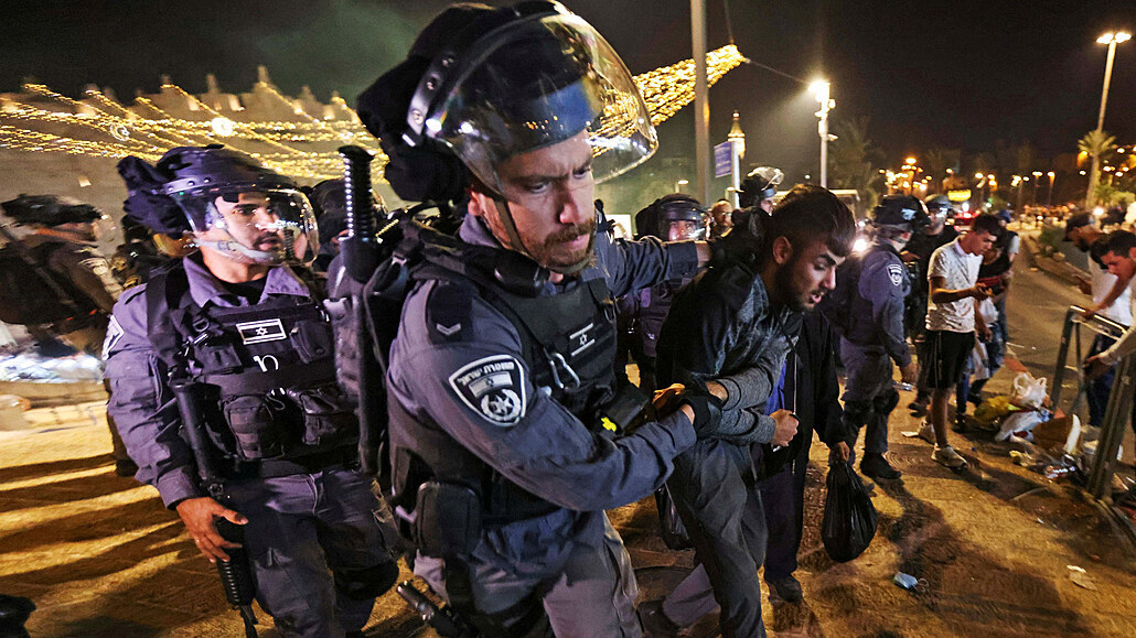 V Jeruzalém se opt stetli Palestinci s policií. (8. kvtna 2021)