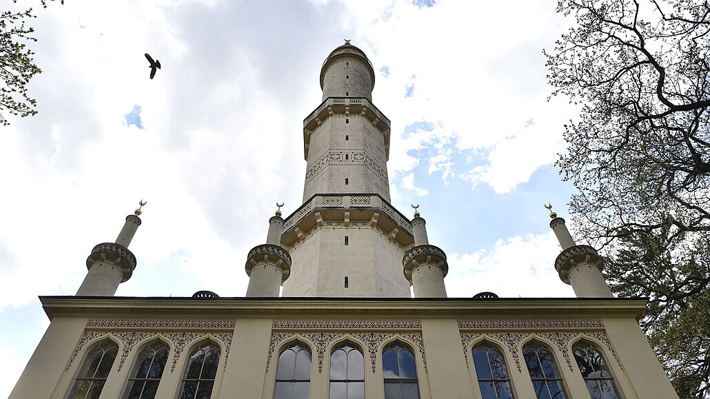 Minaret v ose lednického zámku je vítanou turistickou atrakcí.