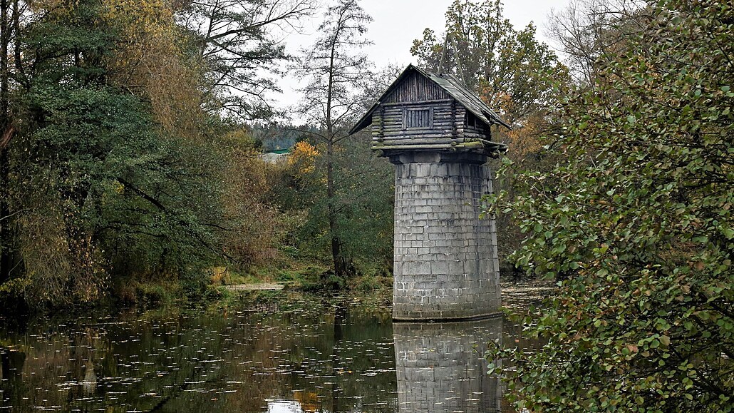 Dřevěná chaloupka na pilíři je turistickou senzací, půjde ale k zemi