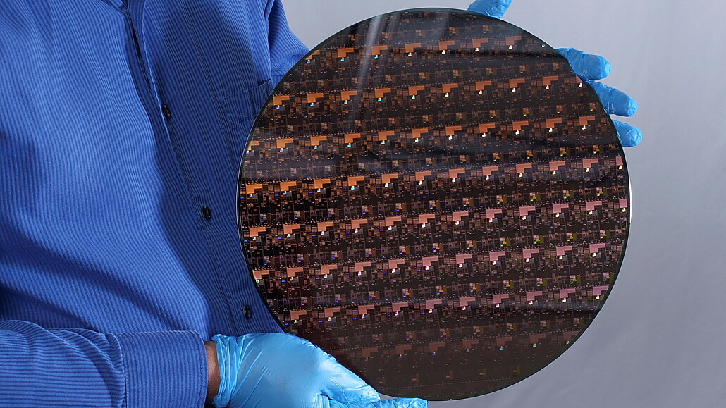 Tzv. wafer neboli křemíková deska s čipy, které obsahují tranzistory vyrobené...