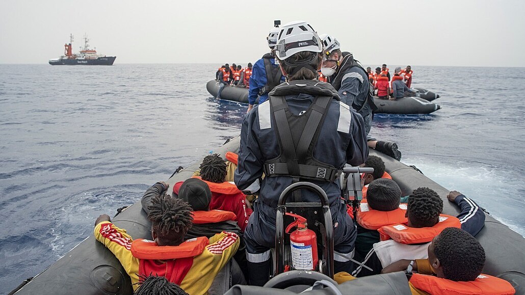 Migranti zachráněni plavidlem Sea Watch poblíž italského pobřeží Středozemního...
