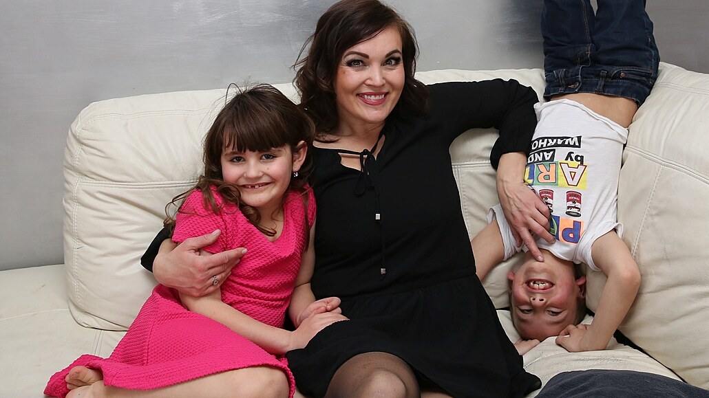 Dvoj�ata Dita a David jsou pro reportérku a moderátorku st�edobodem sv�ta