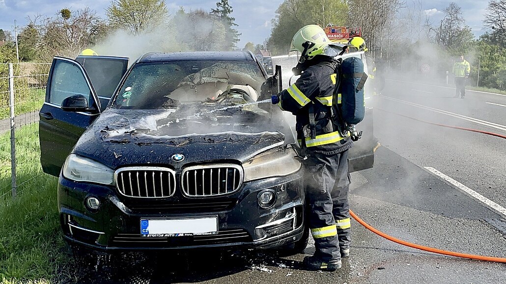 V Kunčičkách u Bašky hořelo auto, hasiči museli zavřít silnici