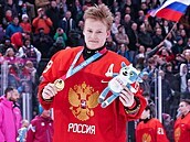 Ruský hokejista Matvej Mičkov v šestnácti letech září na MS do 18 let a udivuje...