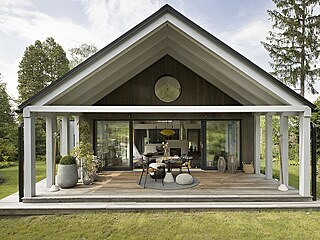 Rafinovanou dřevostavbu navrhli architekti ze studia A1Architects.