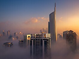Pohled na komplex budov The Jumeirah Lake Towers, který se skládá z 80 věží...