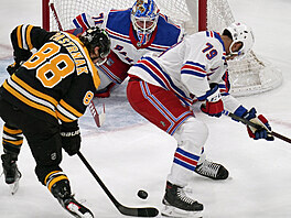 Úto�ník David Pastr�ák z Bostonu se sna�í p�ekonat Keitha Kinkaida v brance New...