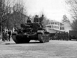 První lod� odtáhly v kv�tnu 1946 na Brn�nskou p�ehradu tanky.