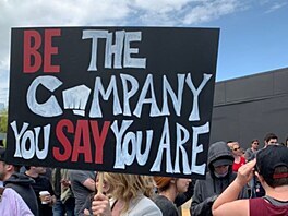 Protestující ped sídlem spolenosti Riot Games, Los Angeles, prosinec 2019