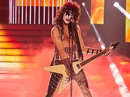 Albert erný jako Paul Stanley zazpíval hit skupiny Kiss s názvem I Was Made...