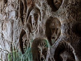 Síť jeskyň byla znovuobjevena místním obchodníkem v roce 1820. Jeskyně se...