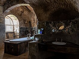 Koupelna se samostatně stojící vanou je umístěna v jeskyni, která sloužila...