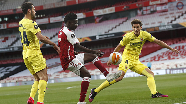Bukayo Saka z Arsenalu mezi dvojicí Alfonso Pedraza (vlevo) a Pau Torres z Villarrealu.