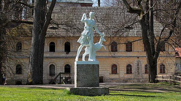 Litinová socha bohyně Diany se po opravě vrátila na zámek Kynžvart, kde stojí na podstavci nedaleko západního průčelí zámku.