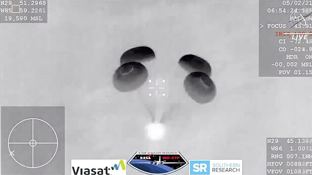 Na tomto snmku pozenm z videozznamu NASA prv spadla kapsle SpaceX Dragon do Mexickho zlivu. (2. kvtna 2021)