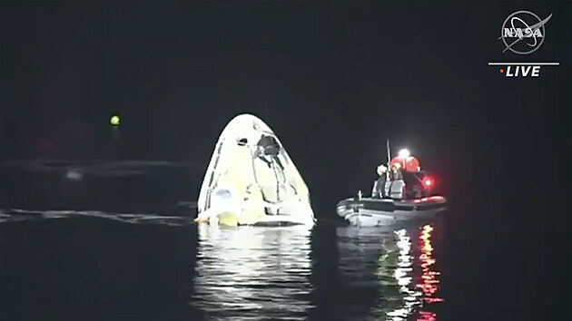 Na tomto snmku z videozznamu NASA TV ke kapsli SpaceX Dragon, kter dopadla do Mexickho zlivu, prv jede pomocn tm. (2. kvtna 2021)