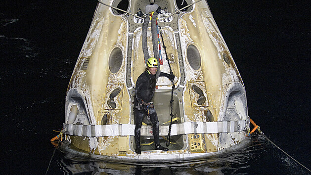 Tm NASA a SpaceX pomh pi vyzvednut astronaut z kapsule lodi SpaceX. (2. kvtna 2021)
