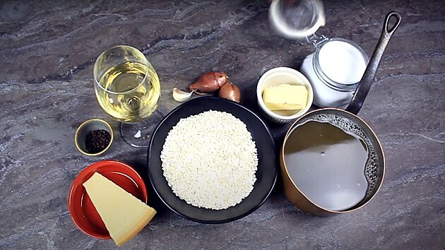 Základem risotta je rýže typu arborio a jen několik málo dalších ingrediencí.