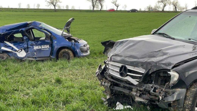 Mezi obcemi Dolní Břežany a Libeň se čelně střetla dvě osobní auta (2. května 2021)