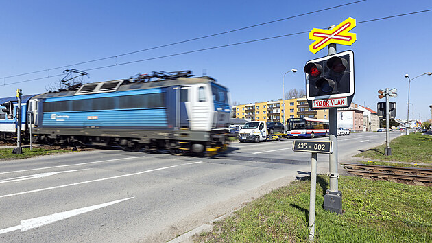 Správa železnic plánuje lepší zabezpečení na přejezdech v Olomouckém kraji. Na snímku přejezd v Olomouci na frekventované ulici Dolní Novosadská, který by měl být osazen závorami v příštím roce.