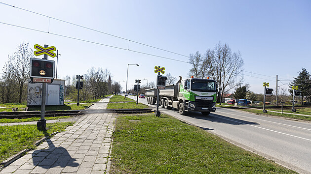 Správa železnic plánuje lepší zabezpečení na přejezdech v Olomouckém kraji. Na snímku přejezd v Olomouci na frekventované ulici Dolní Novosadská, který by měl být osazen závorami v příštím roce.