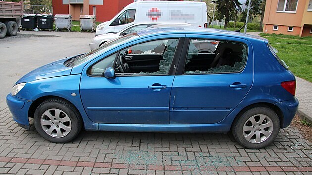 Policisté zadrželi 29letého muže, který dosud nezjištěným předmětem poškodil skla dvou zaparkovaných automobilů v Uničově