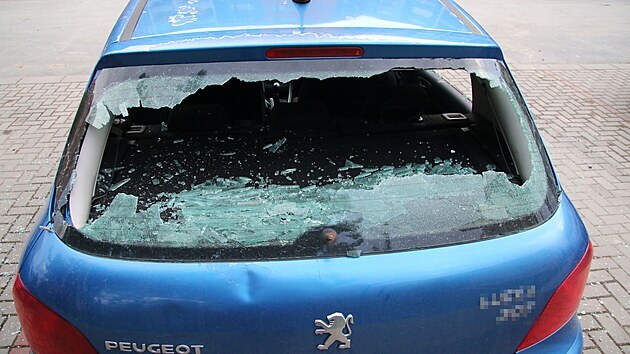 Policisté zadrželi 29letého muže, který dosud nezjištěným předmětem poškodil skla dvou zaparkovaných automobilů v Uničově
