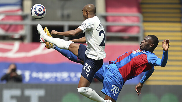 Fernandinho (vlevo) z Manchesteru City a Christian Benteke z Crystal Palace se natahuj po balonu.