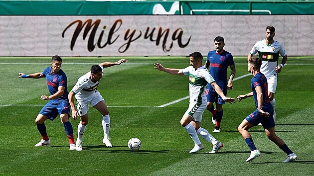 Fotbalist Elche (v blch dresech) kontroluj balon v zpase proti Atlticu Madrid.